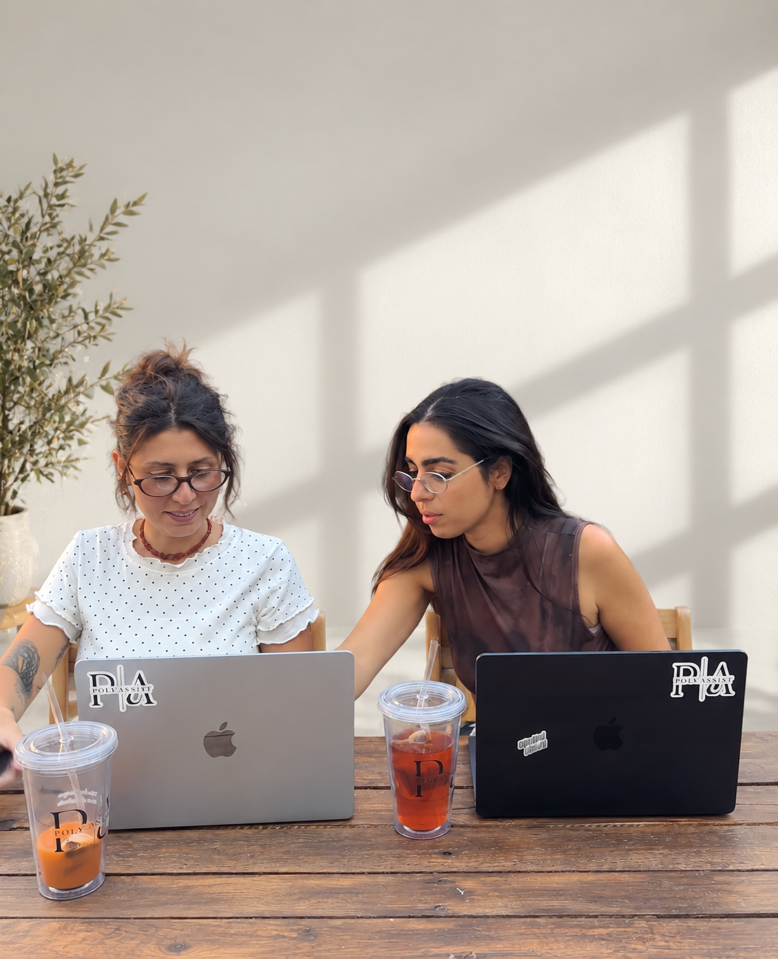 Déborah et Rivka travaillant ensemble pour Poly’Assist